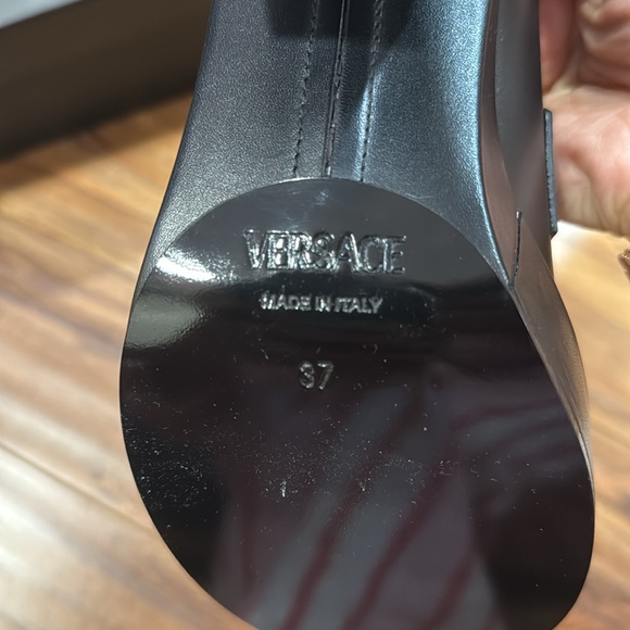 Never worn with tags. Comes with box and dust bags. Box with scratches - Picture 4 of 6